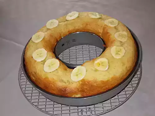 Gâteau au yaourt et morceaux de banane