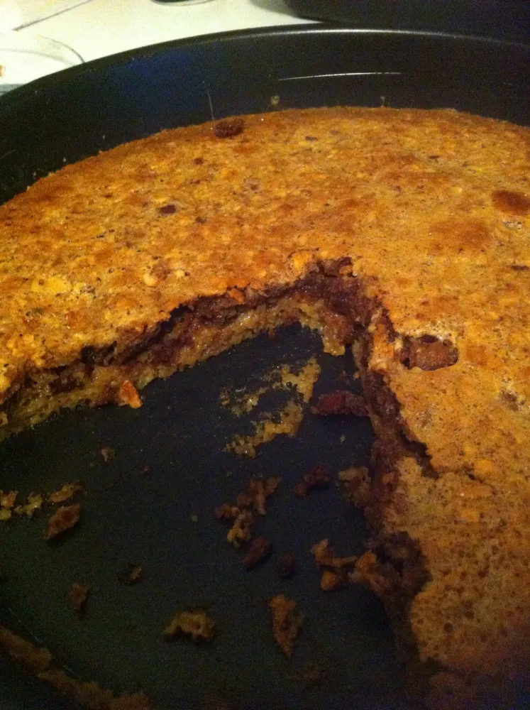 Gâteau d'automne aux noisettes raisins secs et miel