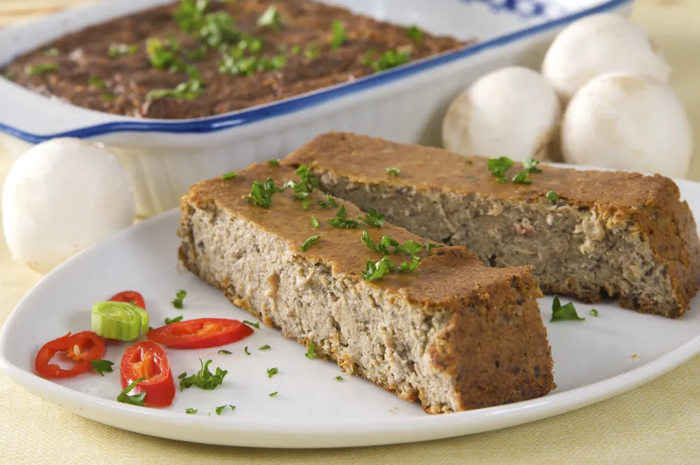 Gâteau de foies de volaille et quenelles sauce aurore