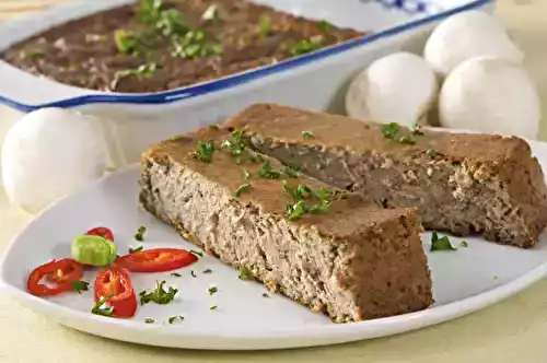 Gâteau de foies de volaille et quenelles sauce aurore