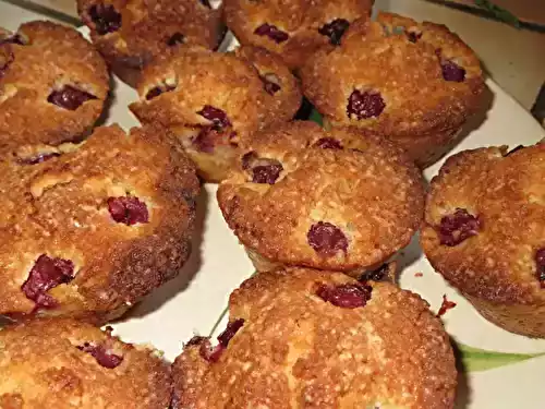 Gâteau fondant aux cerises avec une pincée de cannelle
