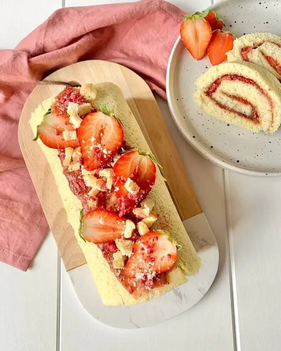Gâteau roulé à la confiture de rhubarbe, fraises et graines de chia (sans lactose)