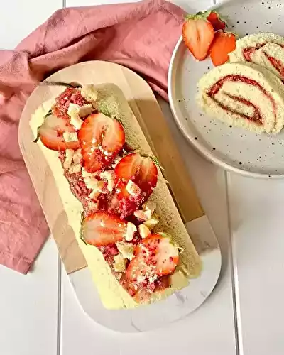 Gâteau roulé à la confiture de rhubarbe, fraises et graines de chia (sans lactose)