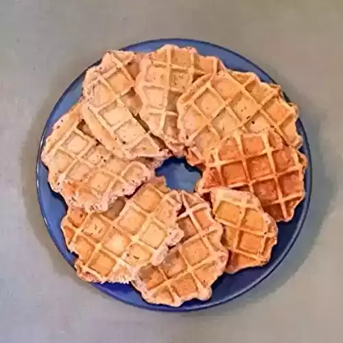 Gaufres de pain aux cranberries et aux noisettes