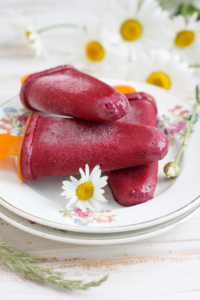 Glace acidulée au cassis