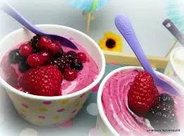 Glace au yaourt et aux framboises et coulis de framboise