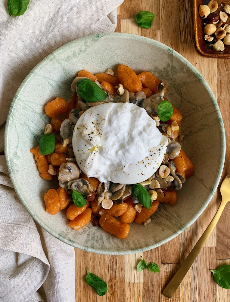Gnocchi de patate douce, sauce aux champignons et burrata