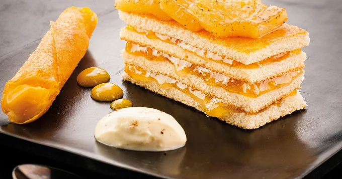 Gourmandise d’ananas rôti, confiture à la vanille et espuma passion