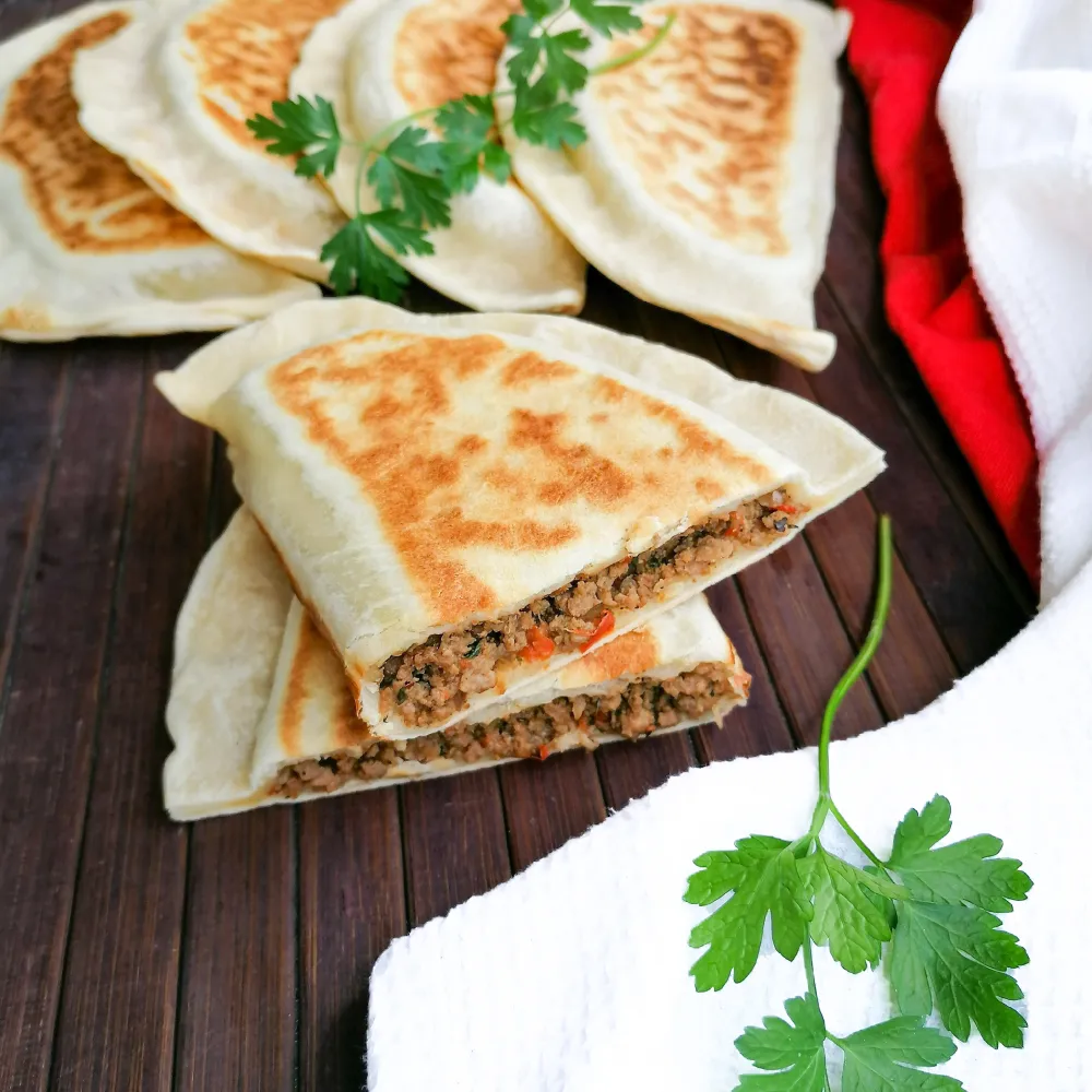 Gozleme expresse au boeuf épicé (crêpes fourrées turques)