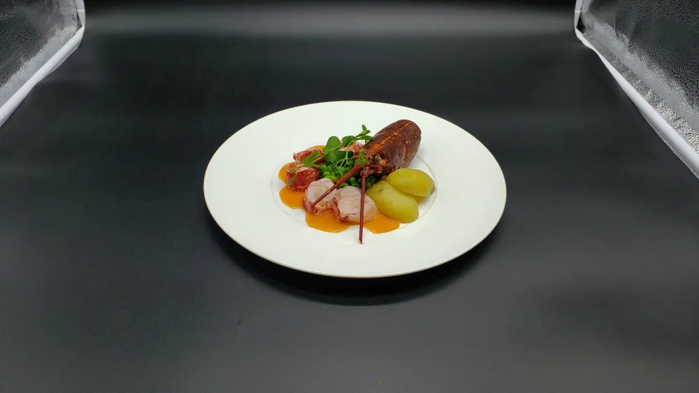 Homard, pommes de terre fondantes, petits pois, shiso pourpre, sauce américaine