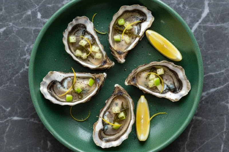 Huîtres au condiment pomme, citron, salicorne