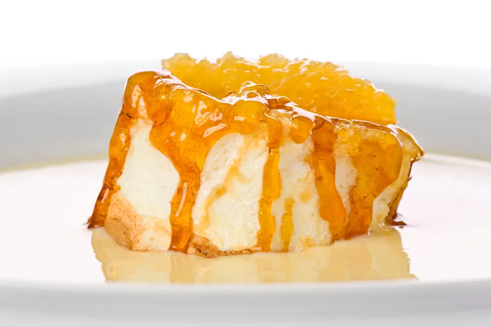 Îles flottantes sur lit de fruits frais