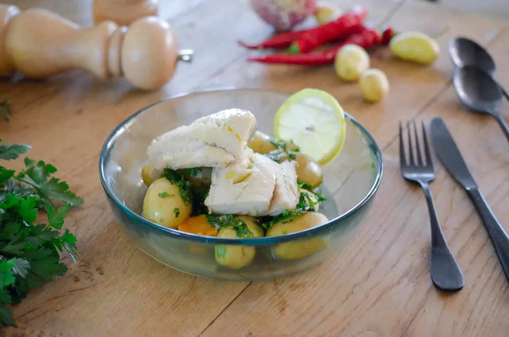 Lieu noir cuisson facile au court-bouillon et beurre aux herbes