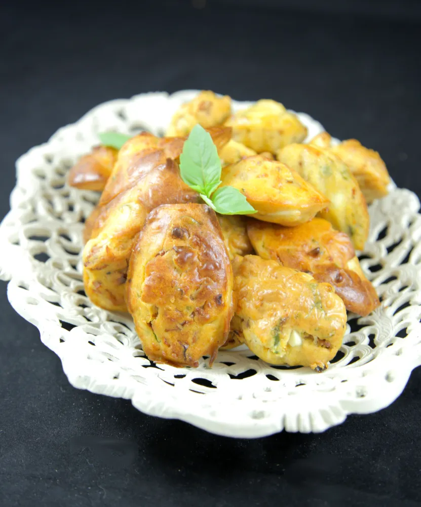 Madeleines salées aux Tomates séchées, feta et basilic
