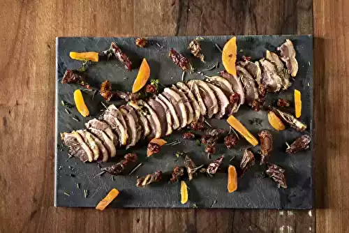 Magret de canard aux épices et fumé à la sciure d’oranger, sucrine grillée et ketchup de carotte au gingembre