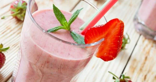 Milkshake aux fraises avec glace et feuilles de menthe