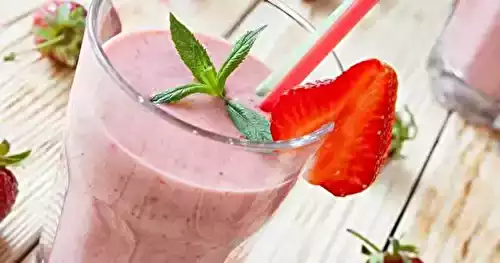 Milkshake aux fraises avec glace et feuilles de menthe
