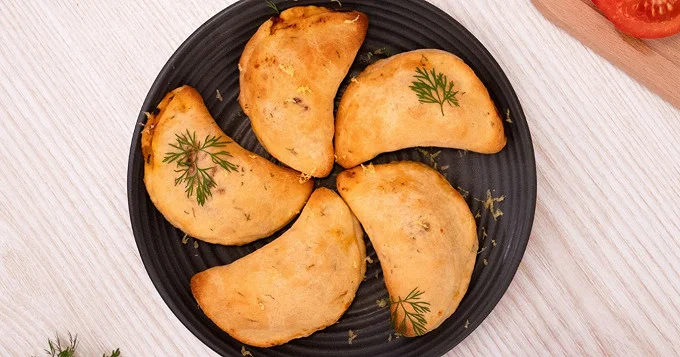 Mini chaussons à la tomate, au saumon et à l'aneth