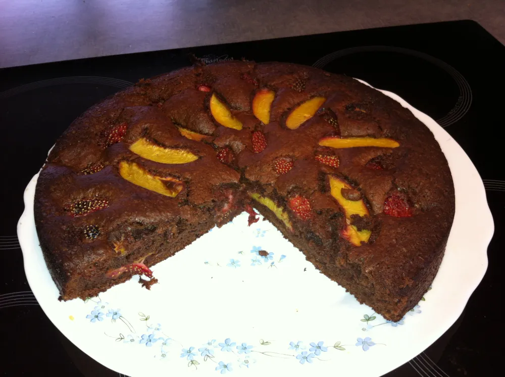 Moelleux au chocolat, pêches et fraises