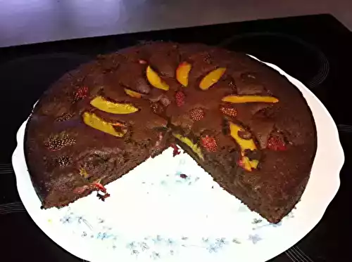 Moelleux au chocolat, pêches et fraises