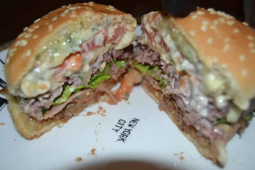 Mon Burger au brie de Meaux ( et sa compotée d'oignon parmesane )