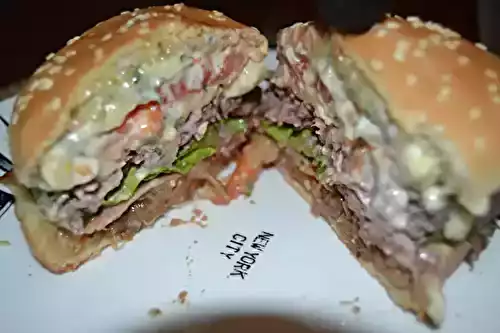 Mon Burger au brie de Meaux ( et sa compotée d'oignon parmesane )