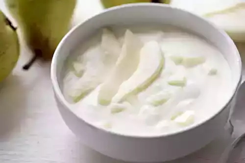 Mousse au chocolat blanc et poires