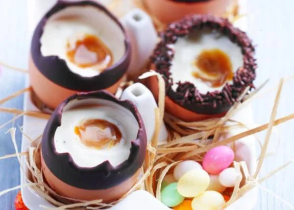 Mousse chocolat blanc et caramel salé dans sa coquille