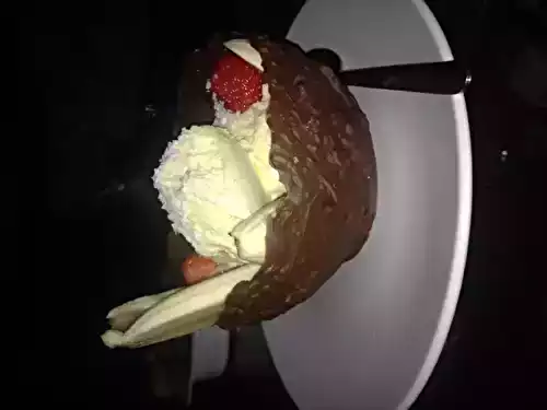 Mousse en chocolat servie dans sa coque (méthode du ballon de baudruche)