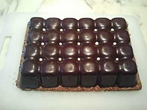 Mousses au chocolat et coulis de framboise en coque de chocolat