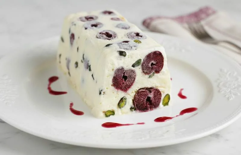 Nougat glacé aux cerises et aux pistaches