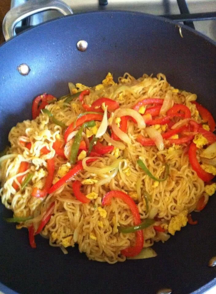 Nouilles chinoises avec accompagnement de poulet