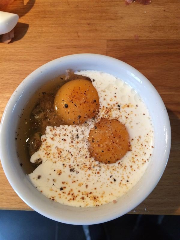 Oeuf cocotte au thon et aux échalotes