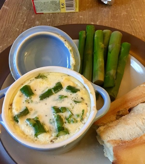 Oeuf cocotte chèvre-asperge