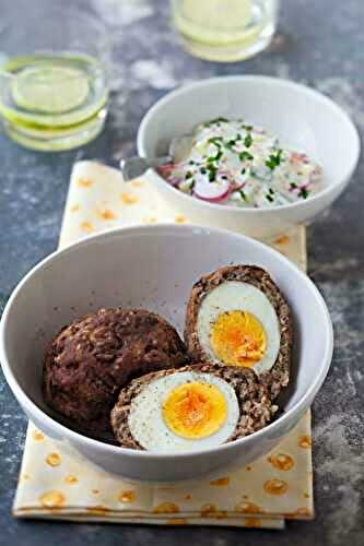 Oeufs frits à la viande et raïta aux radis