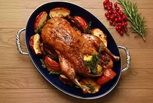 Oie rôtie aux pommes, sauce au miel et vinaigre de cidre