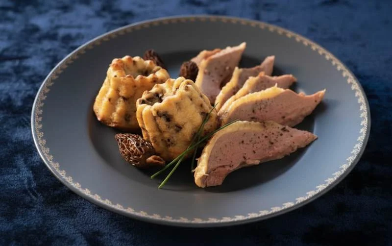 Oie rôtie et cannelés aux morilles et parmesan