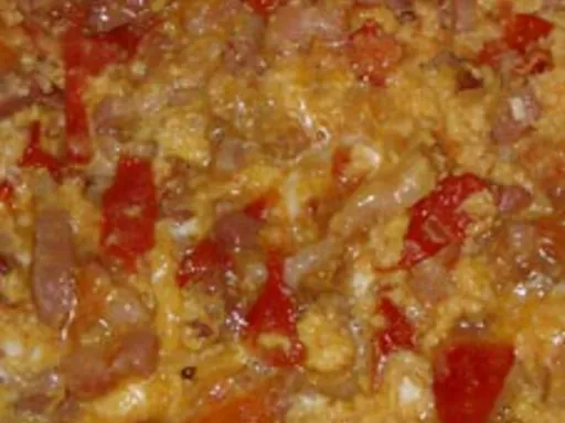 Omelette tomate-lardon