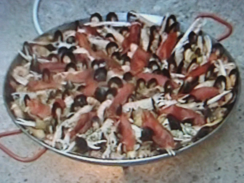 Paella de la paillotte aux blancs de seiche, lapin et crustacés...