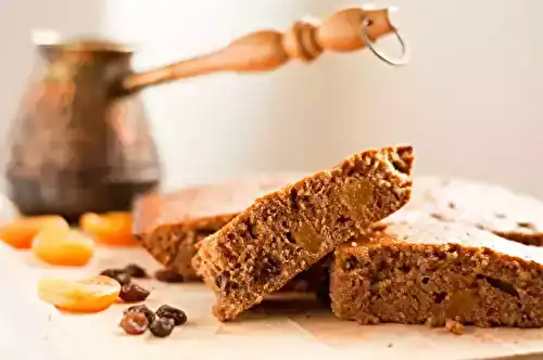 Pain d'épices avec des morceaux de fruits secs