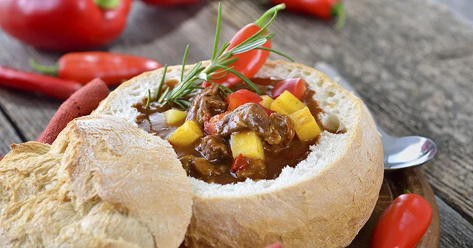 Pain Farci au Ragoût de Bœuf et Légumes