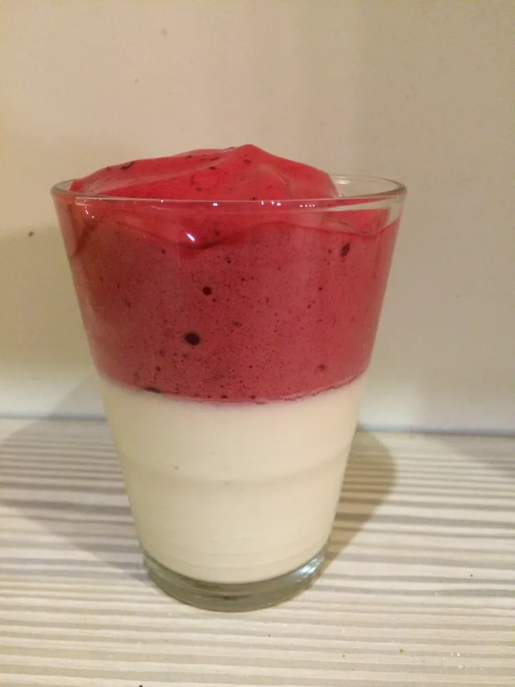 Panacotta vanille et espuma de fruits rouges