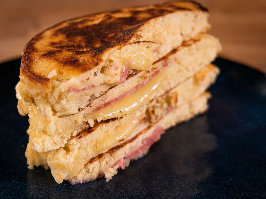 Pancakes fourrés au jambon et fromage raclette