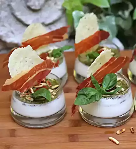 Panna cotta mozzarella et basilic avec tomates séchées, pignons de pin et pesto