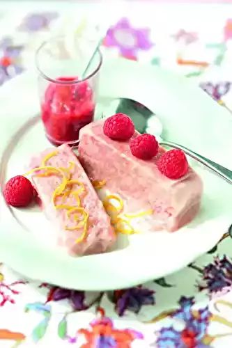 Parfait glacé à la rhubarbe, coulis de framboises
