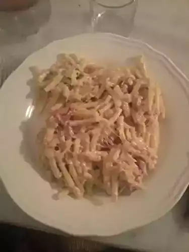 Pâtes à la crème doignons, comté et jambon de la Forêt Noire