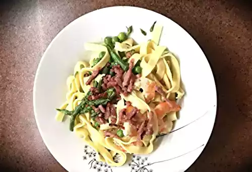 Pâtes aux asperges, crevettes, petits pois et lard