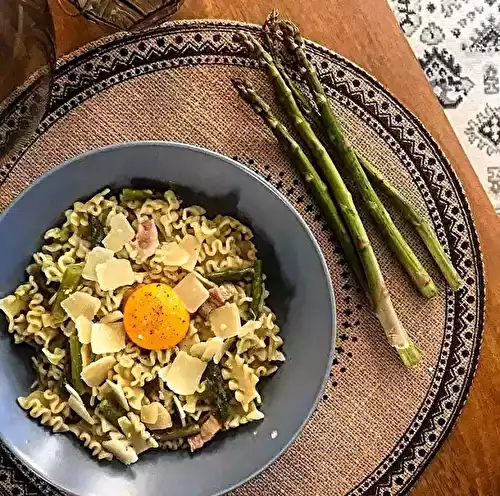 Pâtes aux asperges, lard fumé, oeuf et parmesan