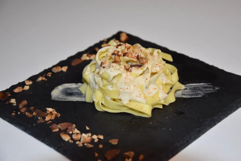 Pâtes aux quatre fromages aux amandes croquantes