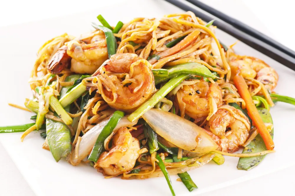 Pâtes chinoises aux légumes et crevettes